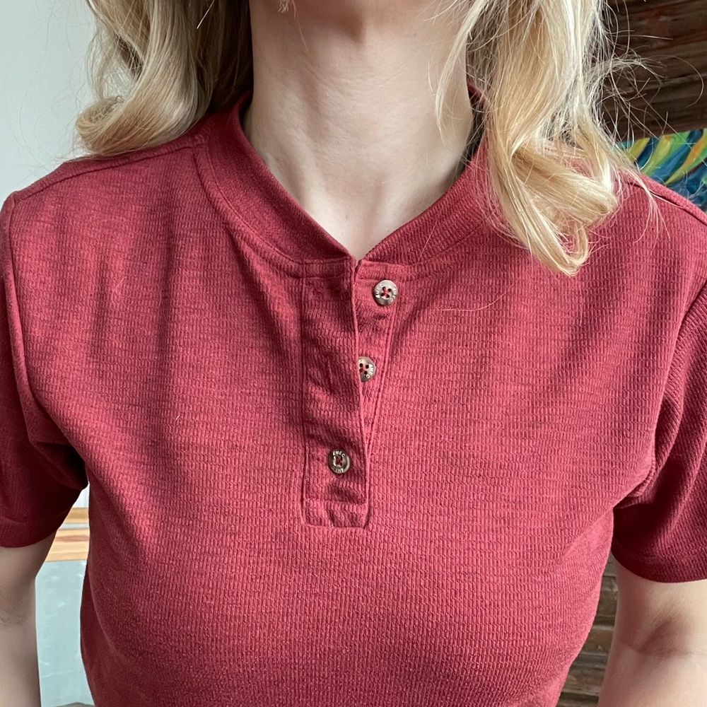 Women's Rust Red button up crew neck short sleeve top MEC - Picture 3 of 5